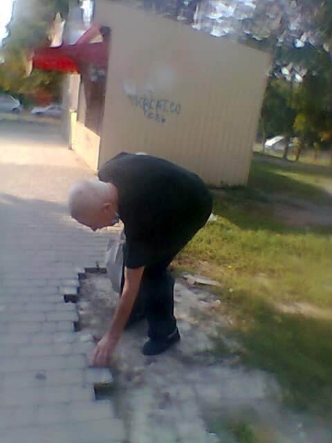 В Днепре мужчина разбирал брусчатку и клал ее себе в сумку: "каждый день по несколько штук" (фото)