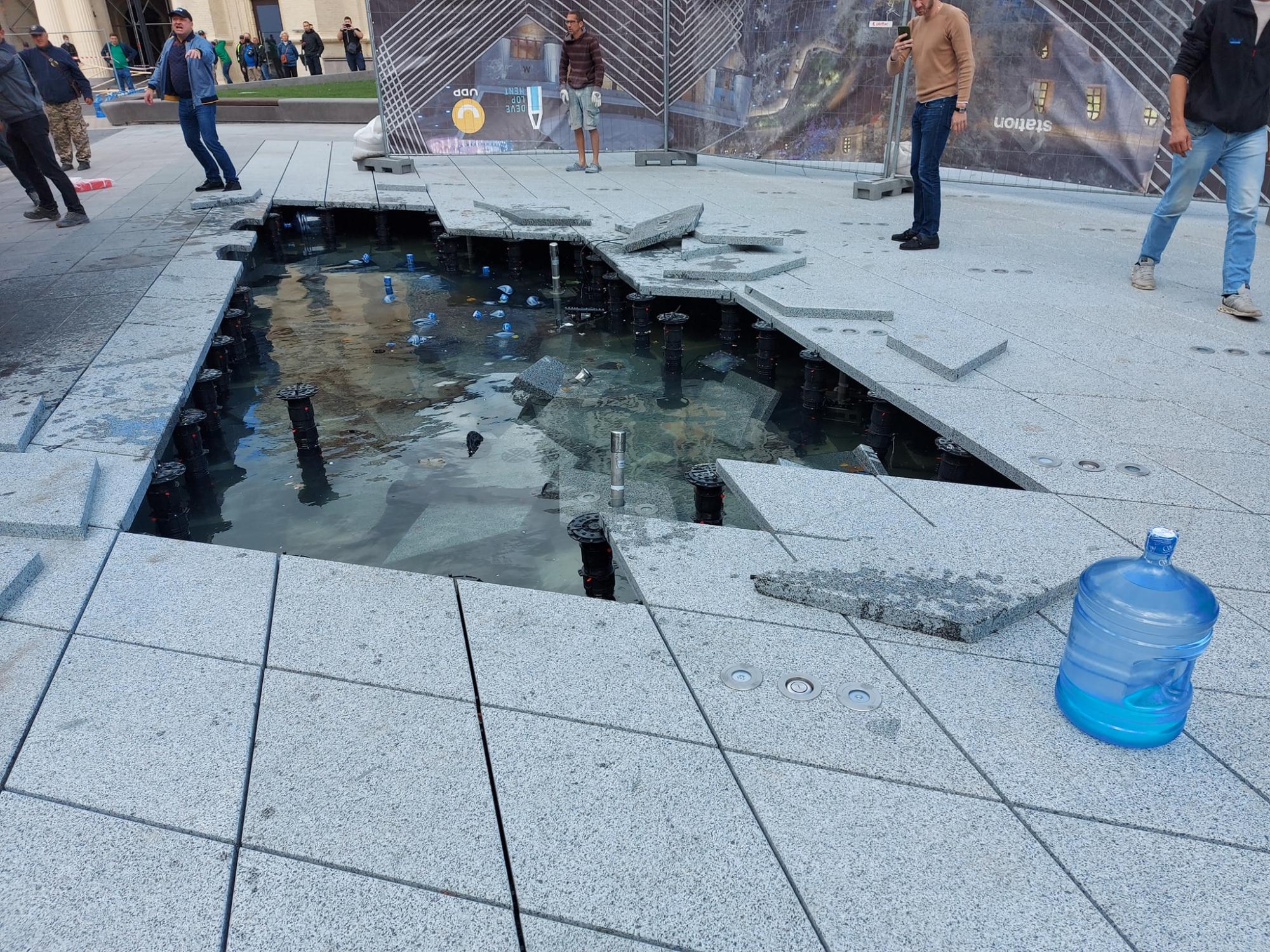 В центре Киева грузовик провалился на месте открытия нового фонтана