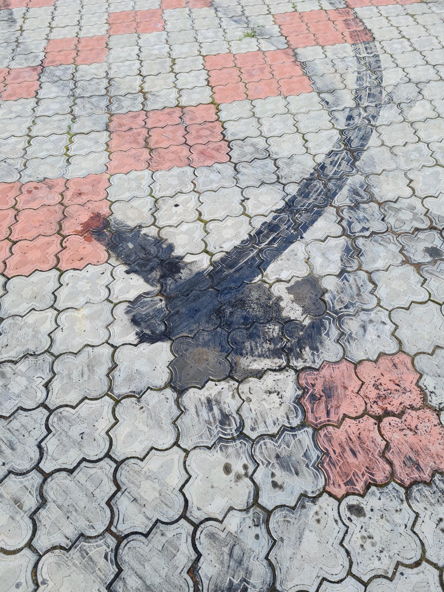 Под Тернополем автомобилист устроил дрифт прямо на мемориале: возмутительные фото