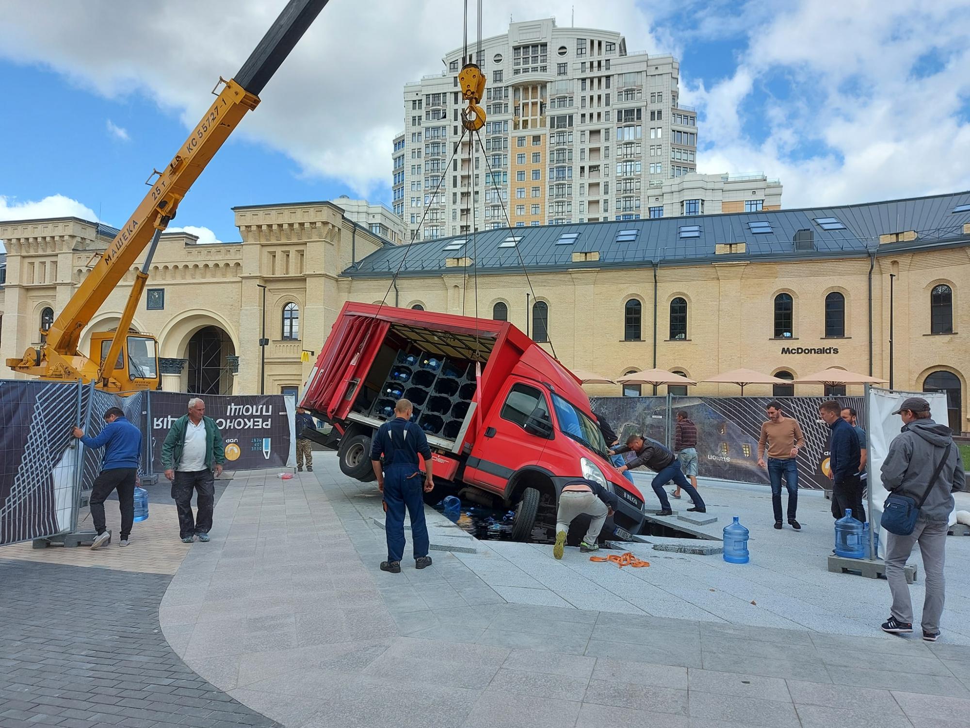 В центре Киева грузовик провалился на месте открытия нового фонтана