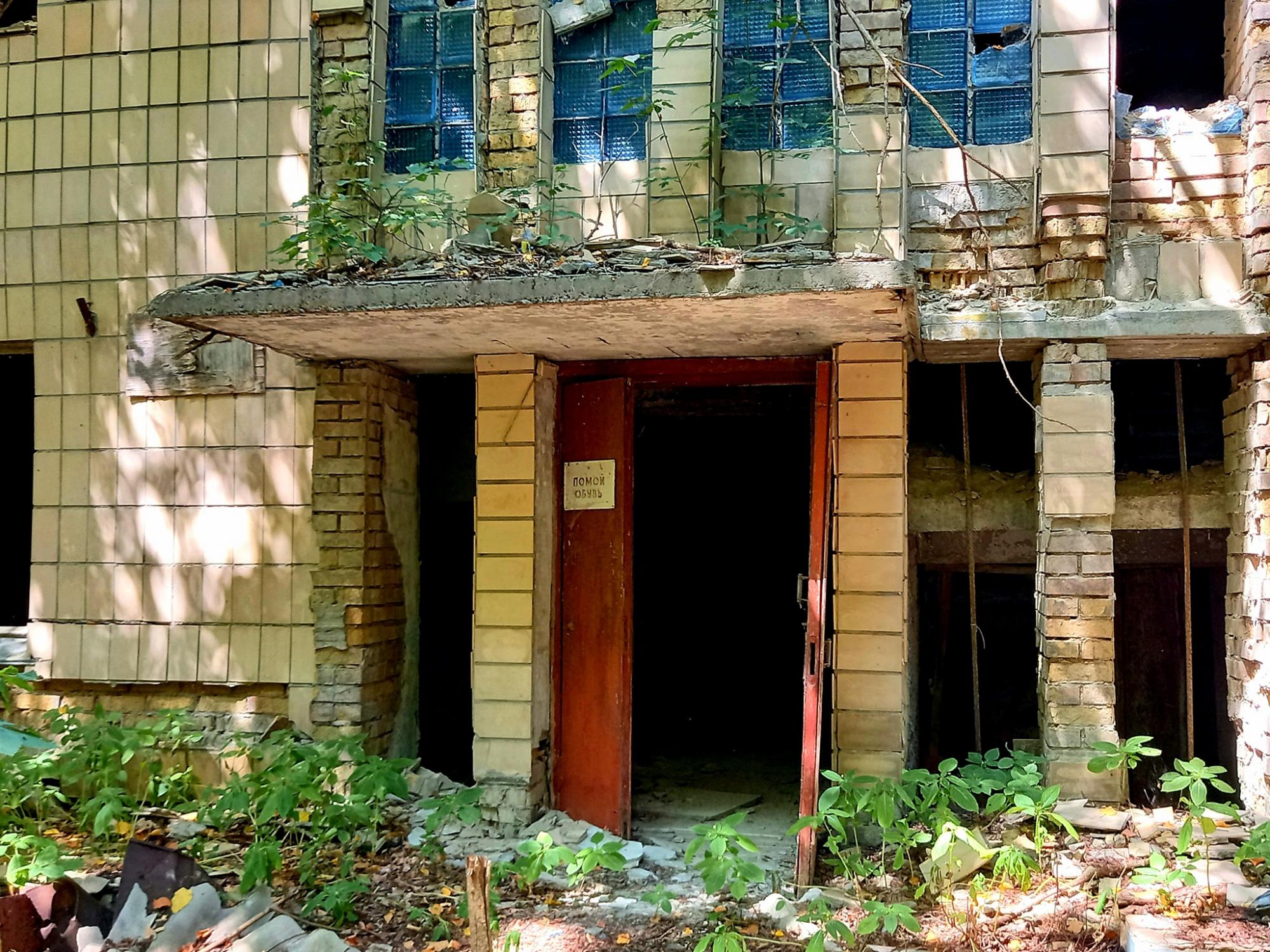 Смотрите, как выглядит заброшенное село Чернобыльской зоны: природа берет свое!