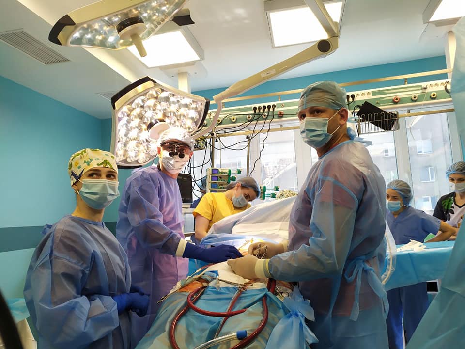 Спасли жизнь двум людям: во Львове впервые выполнили редкие операции на сердце сквозь щели между ребрами
