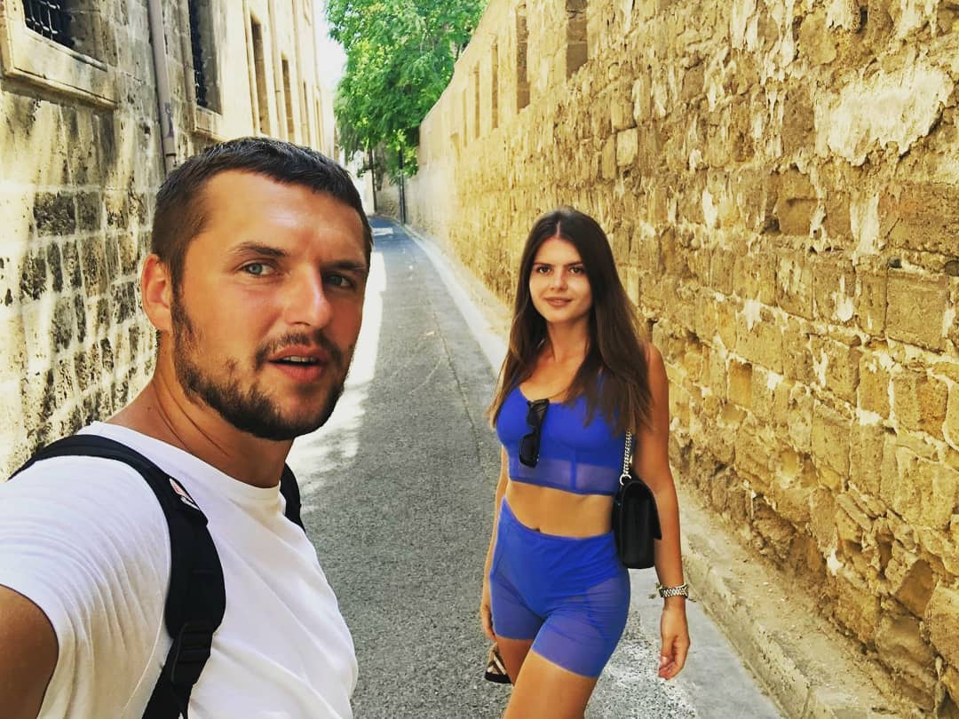 Футбольный комментатор в прямом эфире сделал предложение журналистке: видео