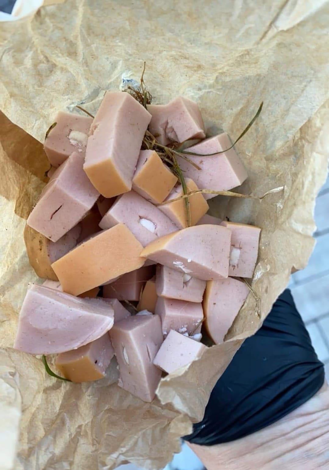 В Киеве разбрасывают колбасу с отравой: берегите домашних любимцев!