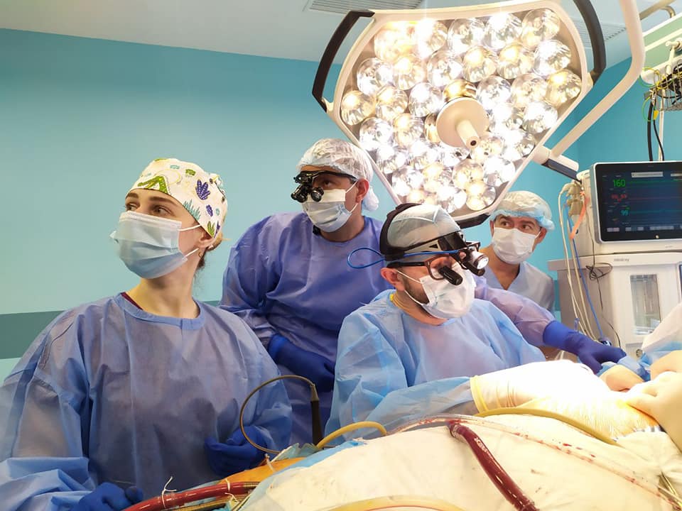 Спасли жизнь двум людям: во Львове впервые выполнили редкие операции на сердце сквозь щели между ребрами