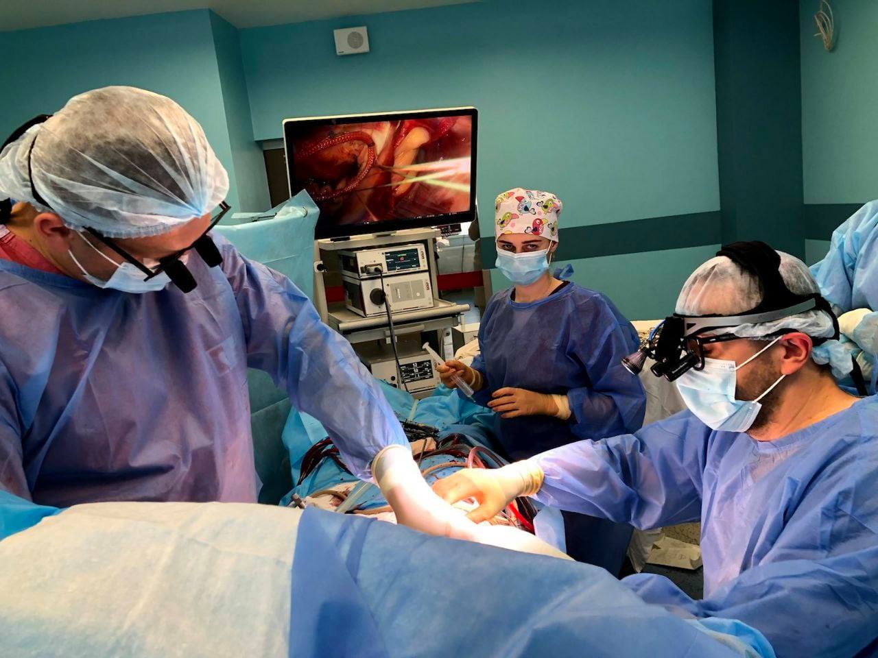Спасли жизнь двум людям: во Львове впервые выполнили редкие операции на сердце сквозь щели между ребрами