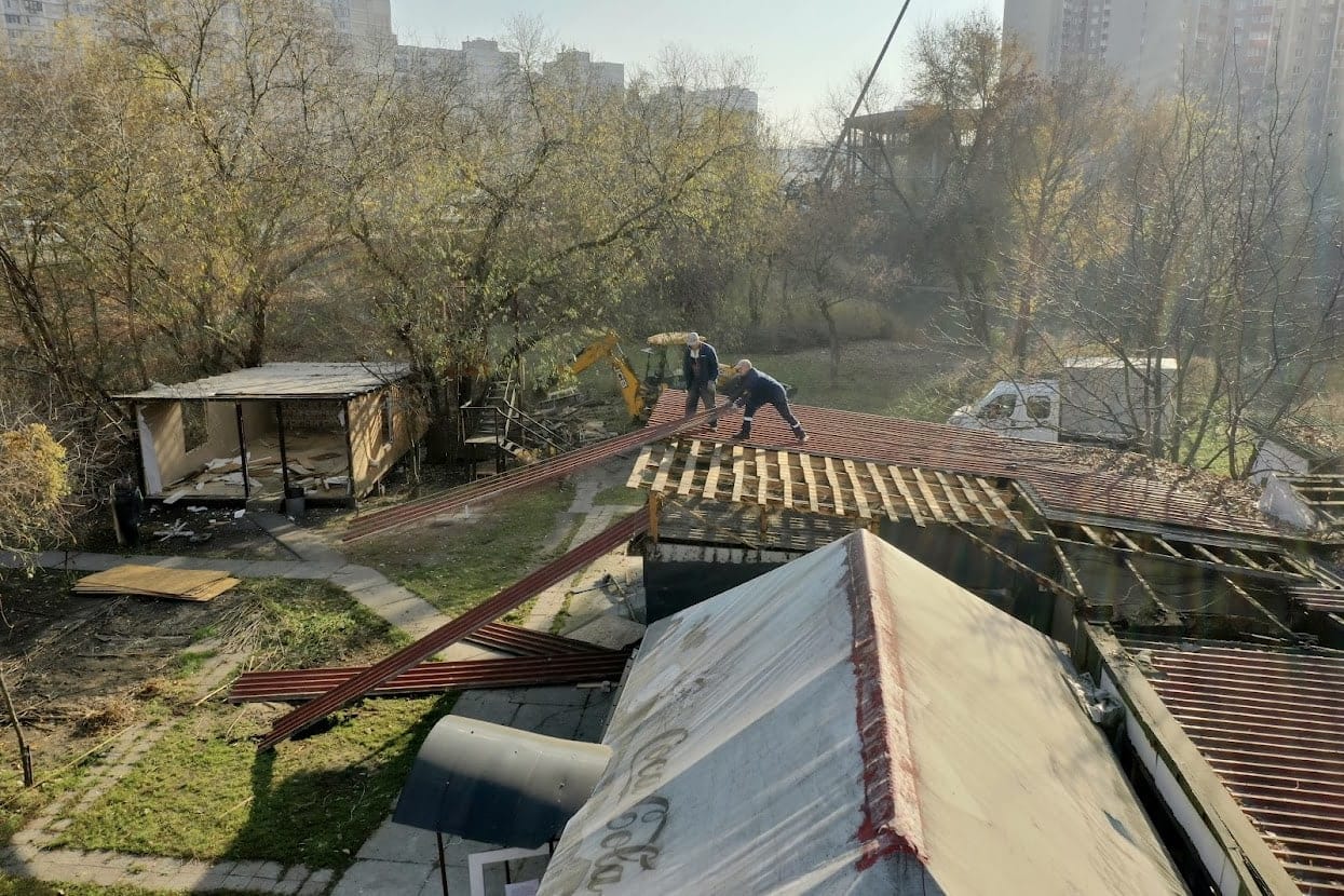 В Киеве снесли комплекс отдыха на берегу озера (фото)