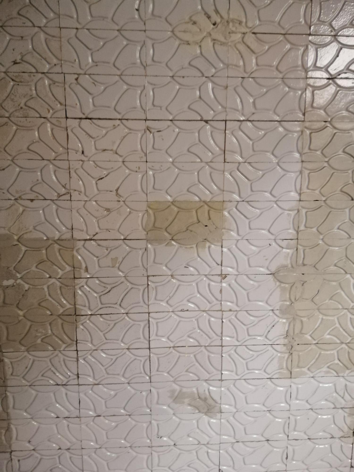 В метро Киева уничтожают старинную плитку во время ремонтов: появилось объяснение