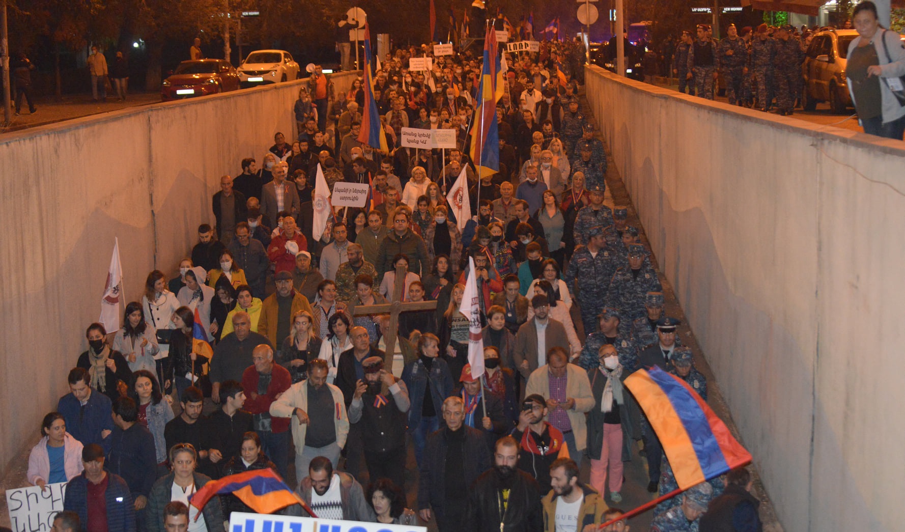 В столице Армении митингующие исполнили хит про Путина (видео)