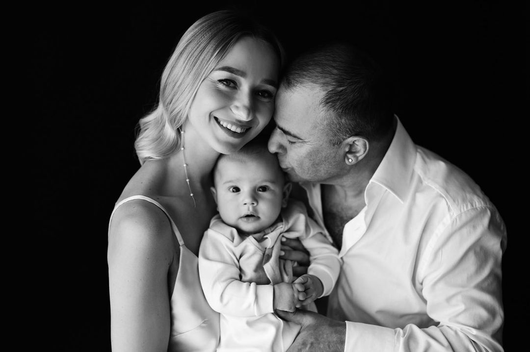 Виктор Павлик и его молодая жена впервые показали лицо сына