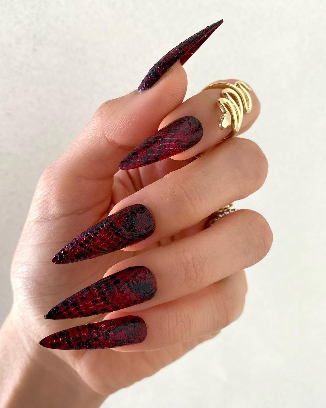 Манікюр на Китайський Новий рік: як зробити зміїний принт на нігтях у домашніх умовах