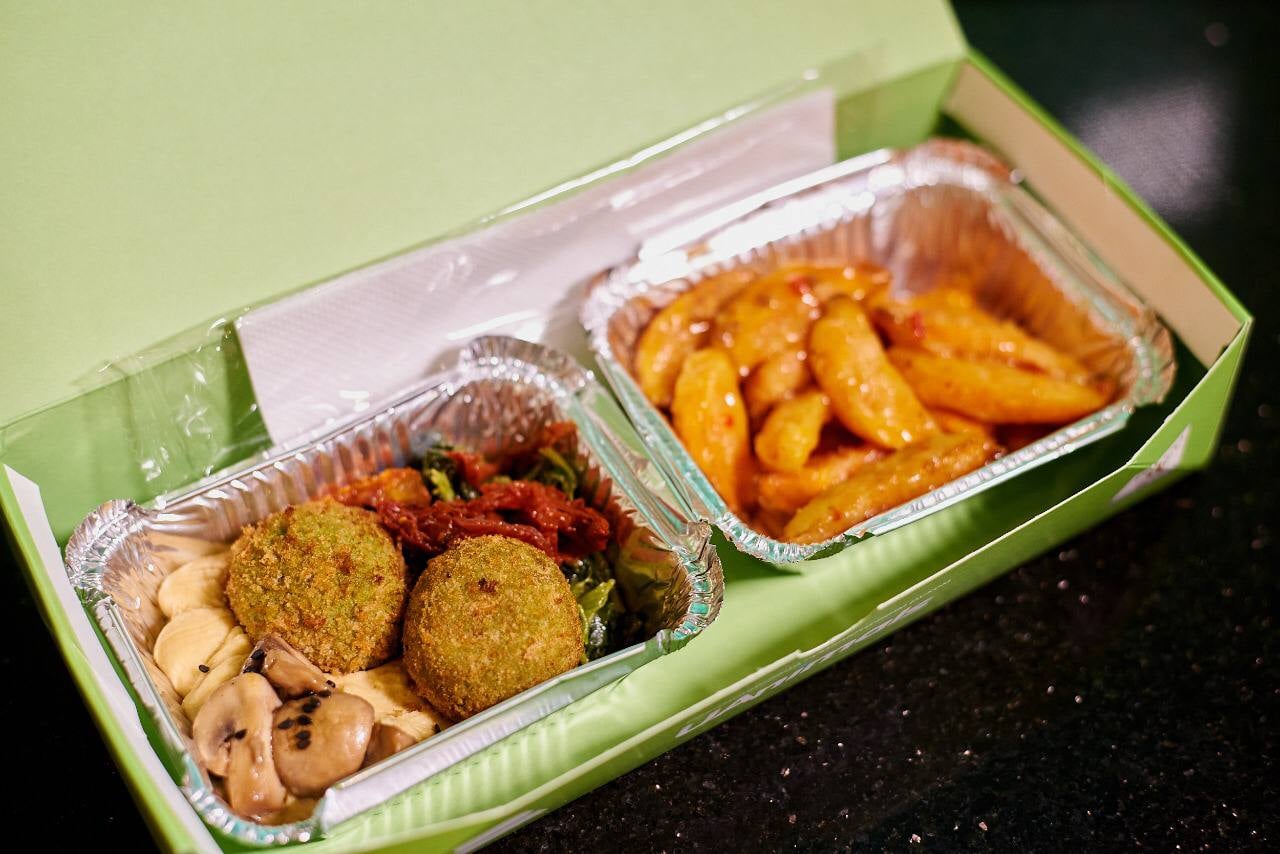 Укрзализныця будет кормить пассажиров по-новому: фото и цена ланч-боксов