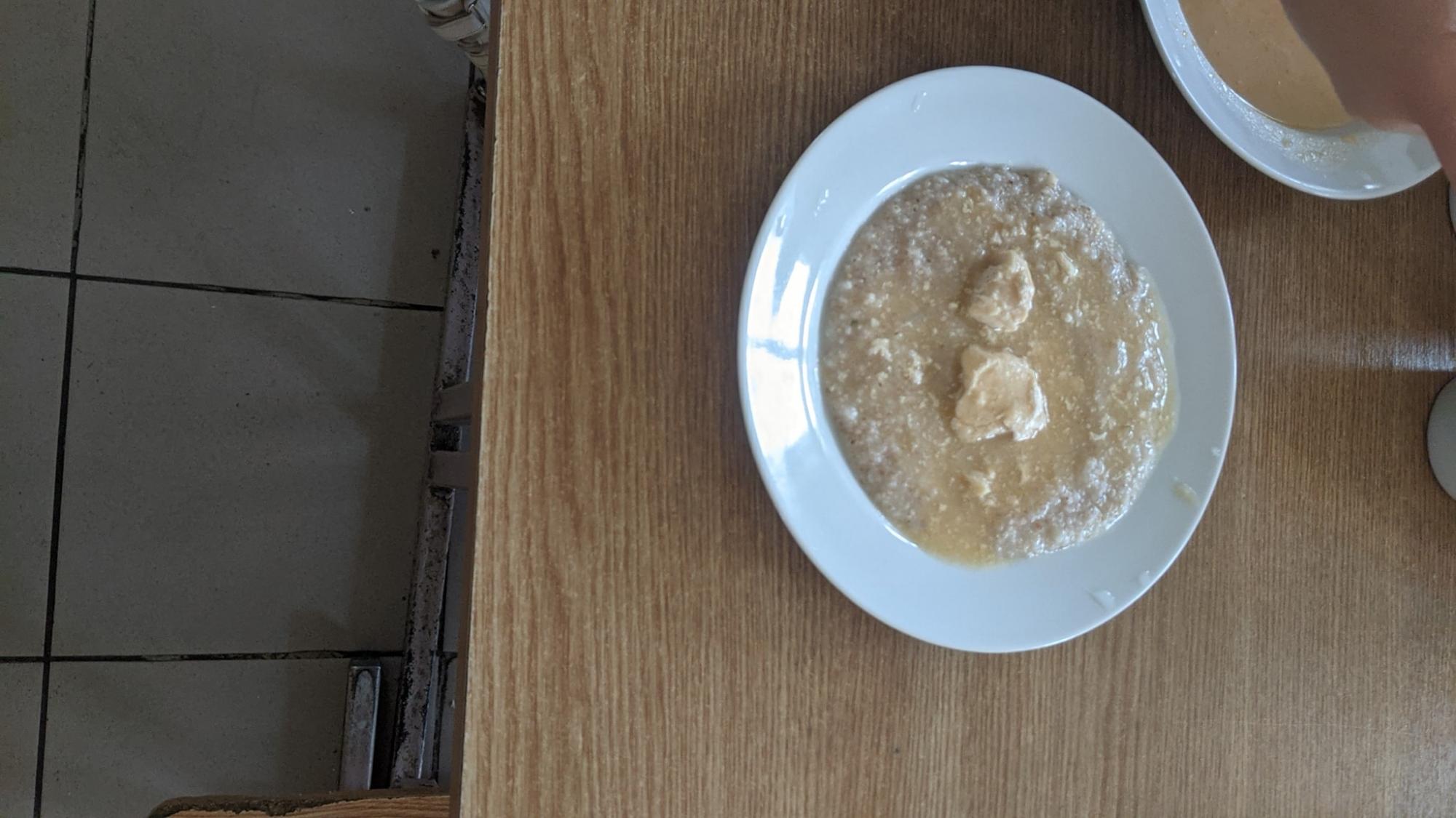 Под Запорожьем отец ученика показал, чем кормят детей в школе: в сети еду называют "баландой" (фото)