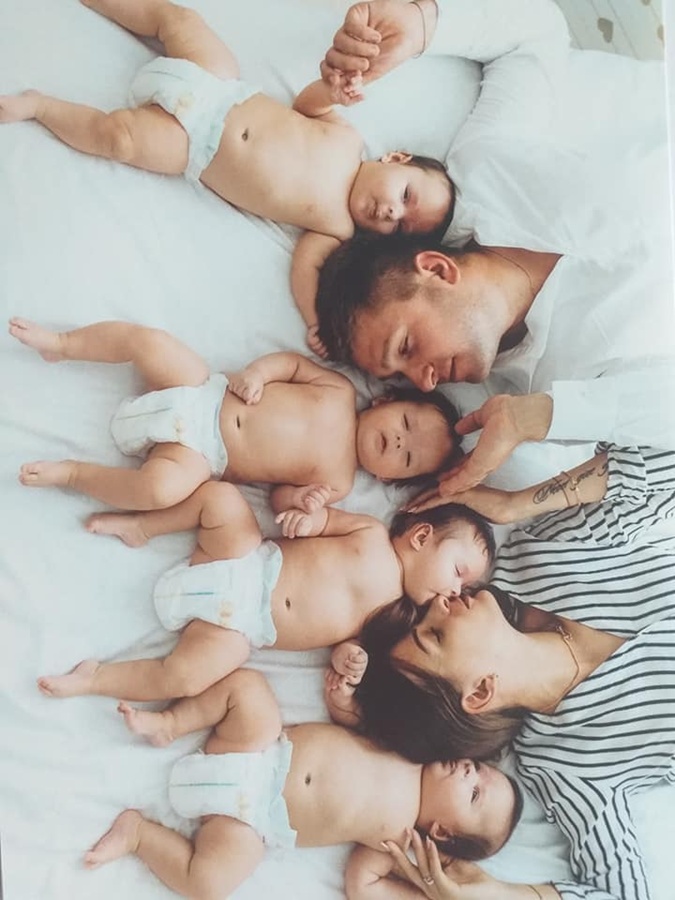 "Діти в руках, речі в зубах": історія багатодітної сім'ї з чотирма близнятами