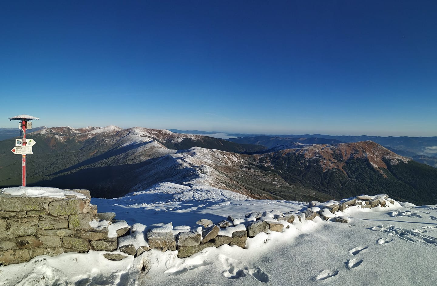 В Карпатах уже первые сугробы: красоту заснеженных гор показали на фото