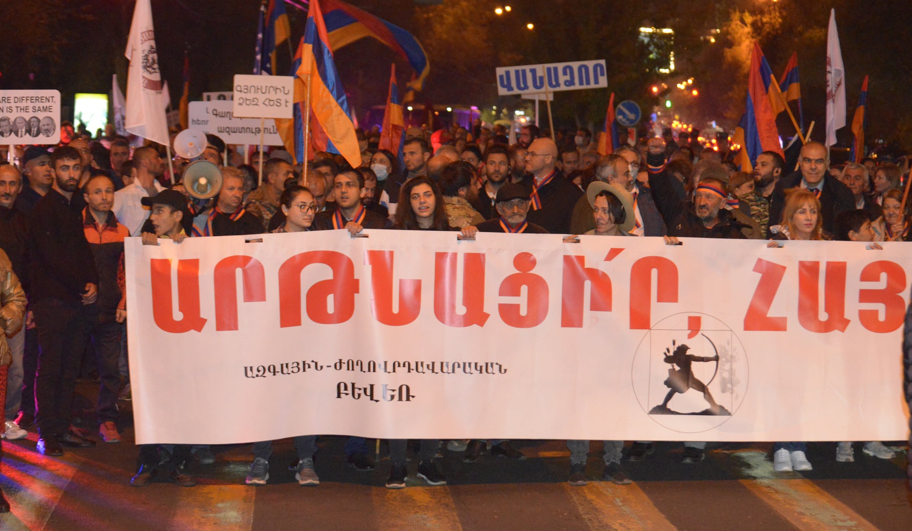 В столице Армении митингующие исполнили хит про Путина (видео)