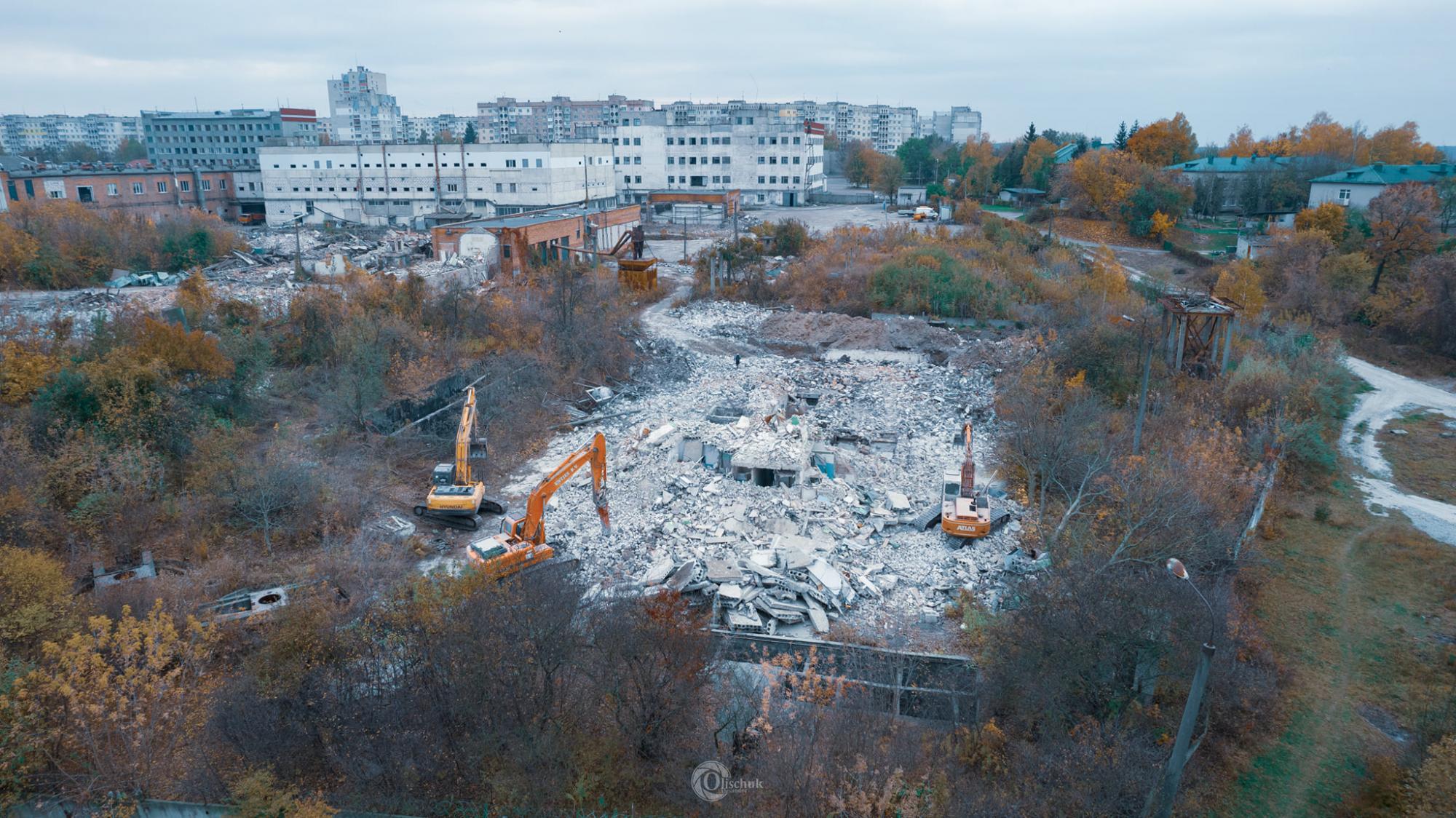 В Житомире снесли легендарную чулочную фабрику. Посмотрите, что от нее осталось