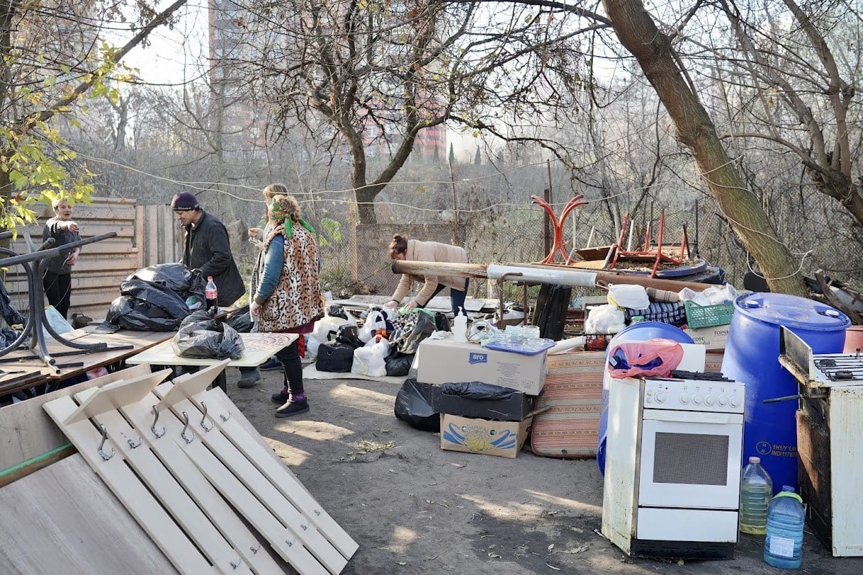 У Києві знесли комплекс відпочинку на березі озера (фото)