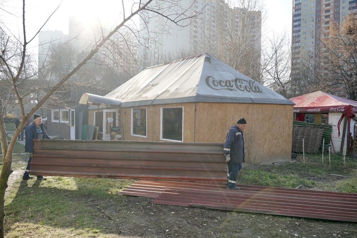 В Киеве снесли комплекс отдыха на берегу озера (фото)