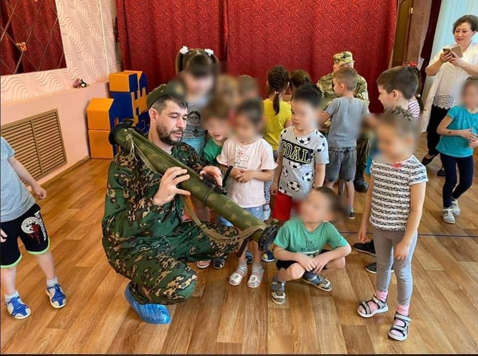 Методы НКВД и павлики морозовы: в России "промывают" мозги детям в садиках