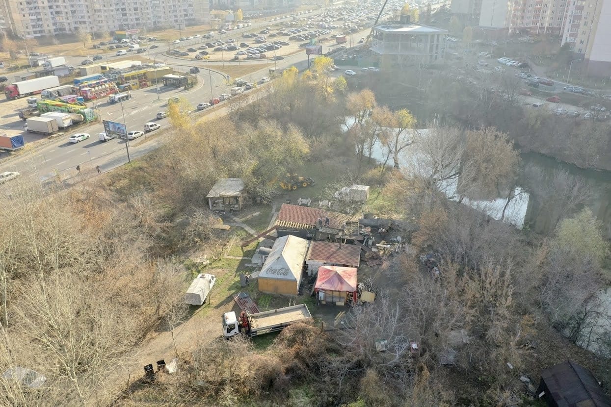 В Киеве снесли комплекс отдыха на берегу озера (фото)