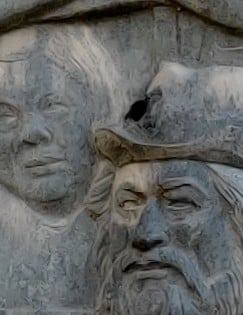 В Николаеве горе-работники просверлили дыру в мемориальной доске ради кондиционера