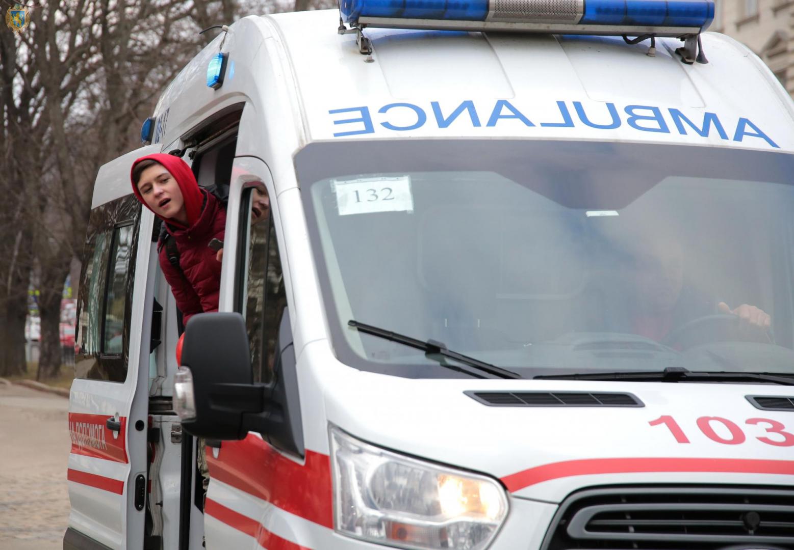 Украинский медик-силач зубами протянул "скорую" с десятью детьми