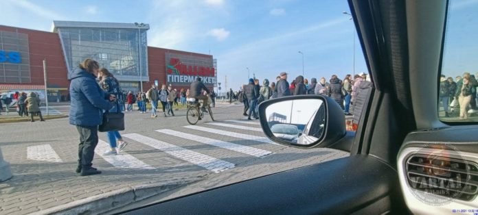 Во Львове ищут "взрывчатку" в трех торговых центрах