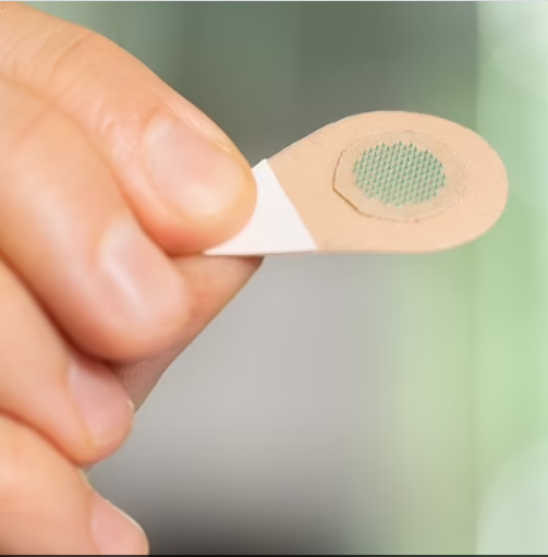 Ученые изобрели пластырь, которым можно делать татуировки за считанные минуты: как он выглядит