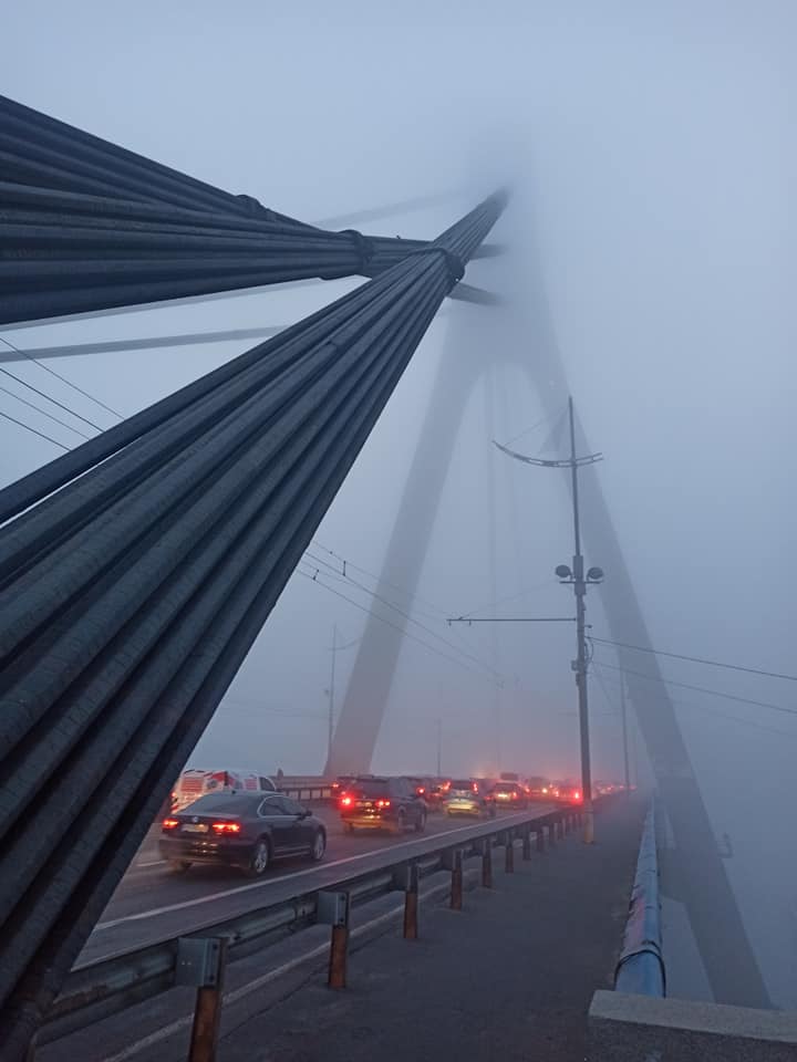 Киев утонул в густом тумане: удивительные фото города