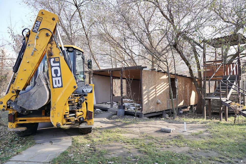 В Киеве снесли комплекс отдыха на берегу озера (фото)