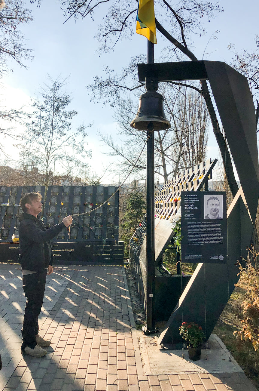 Шонн Пенн відвідав у Києві Алею Героїв Небесної Сотні: тричі вдарив у дзвін гідності