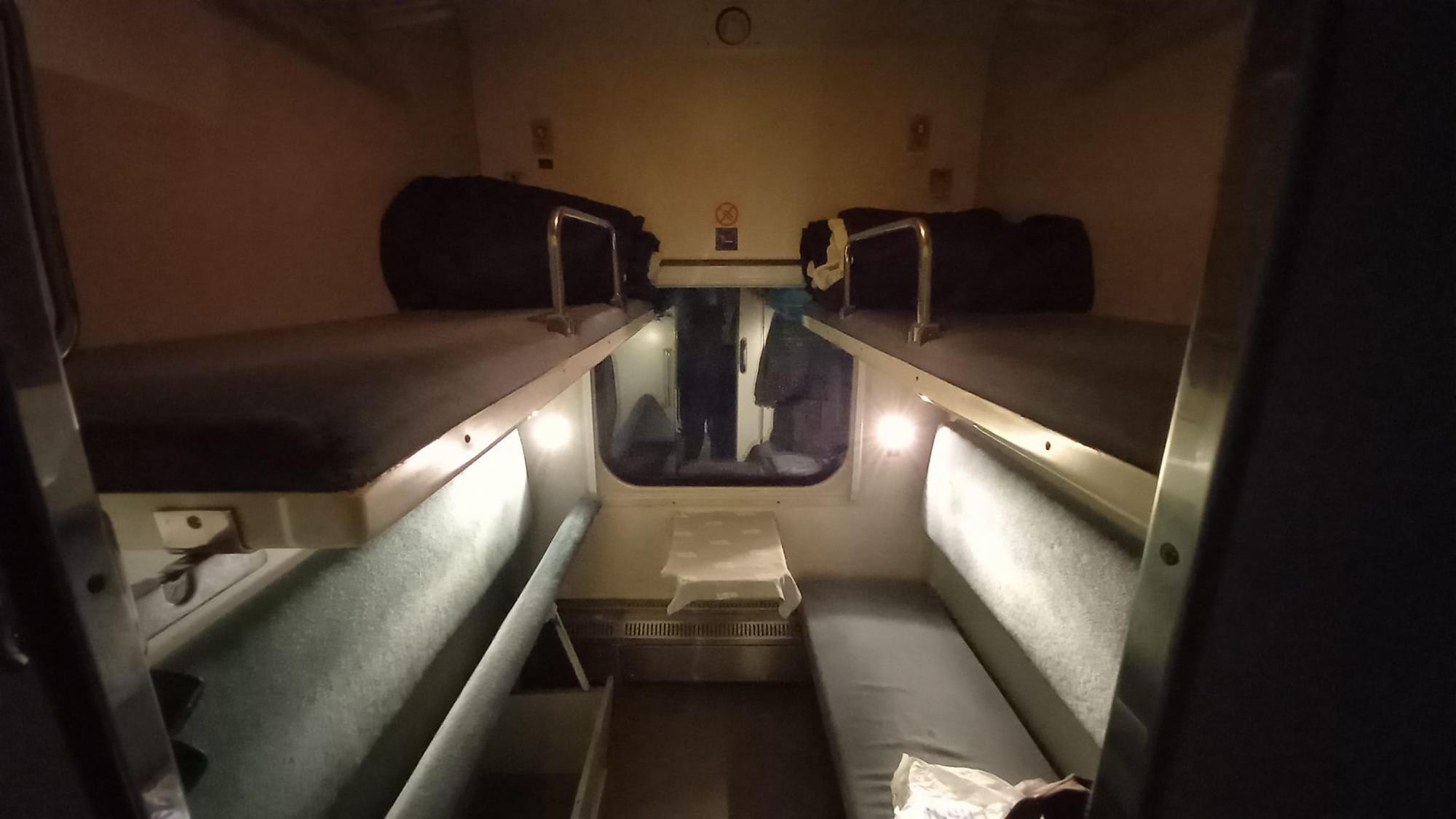 Укрзализныця в одном из поездов заменила новые санузлы на старые: "цена осталась фирменная"