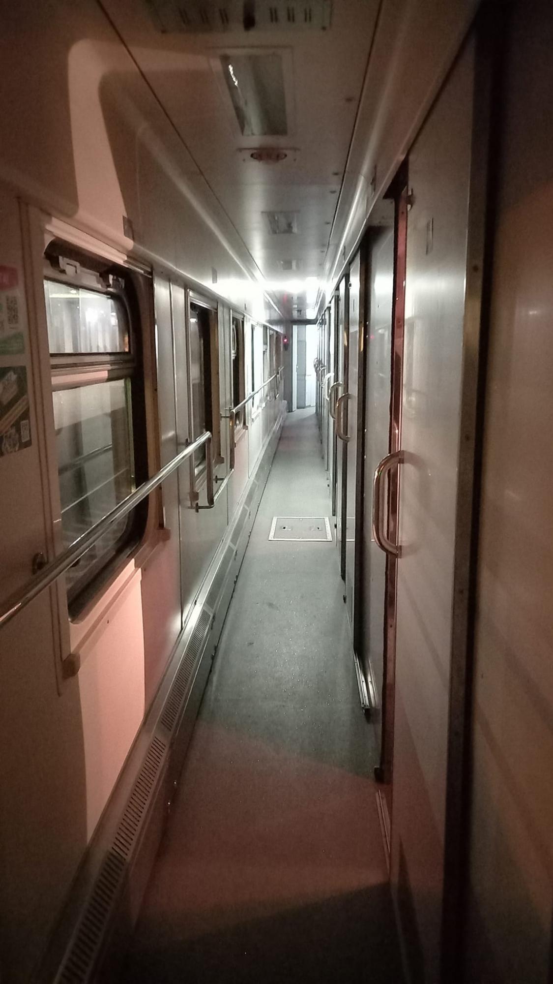 Укрзализныця в одном из поездов заменила новые санузлы на старые: "цена осталась фирменная"