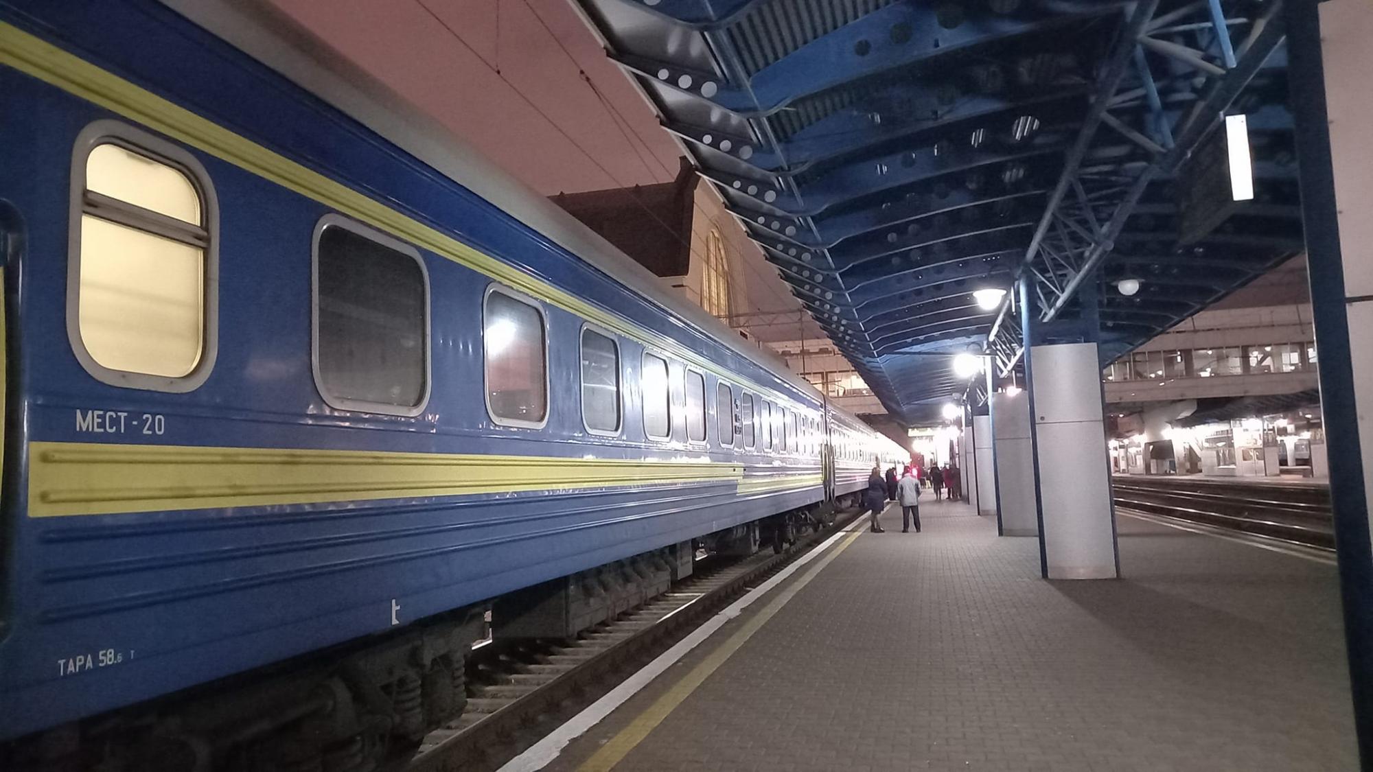 Укрзализныця в одном из поездов заменила новые санузлы на старые: "цена осталась фирменная"