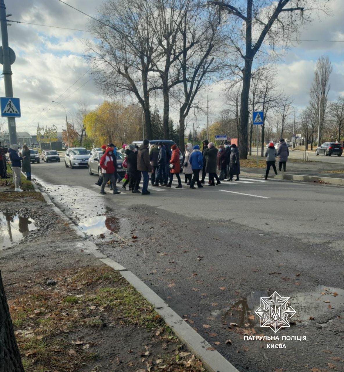 Киевляне из-за холодных батарей перекрыли дорогу: митингующая бросалась под колеса