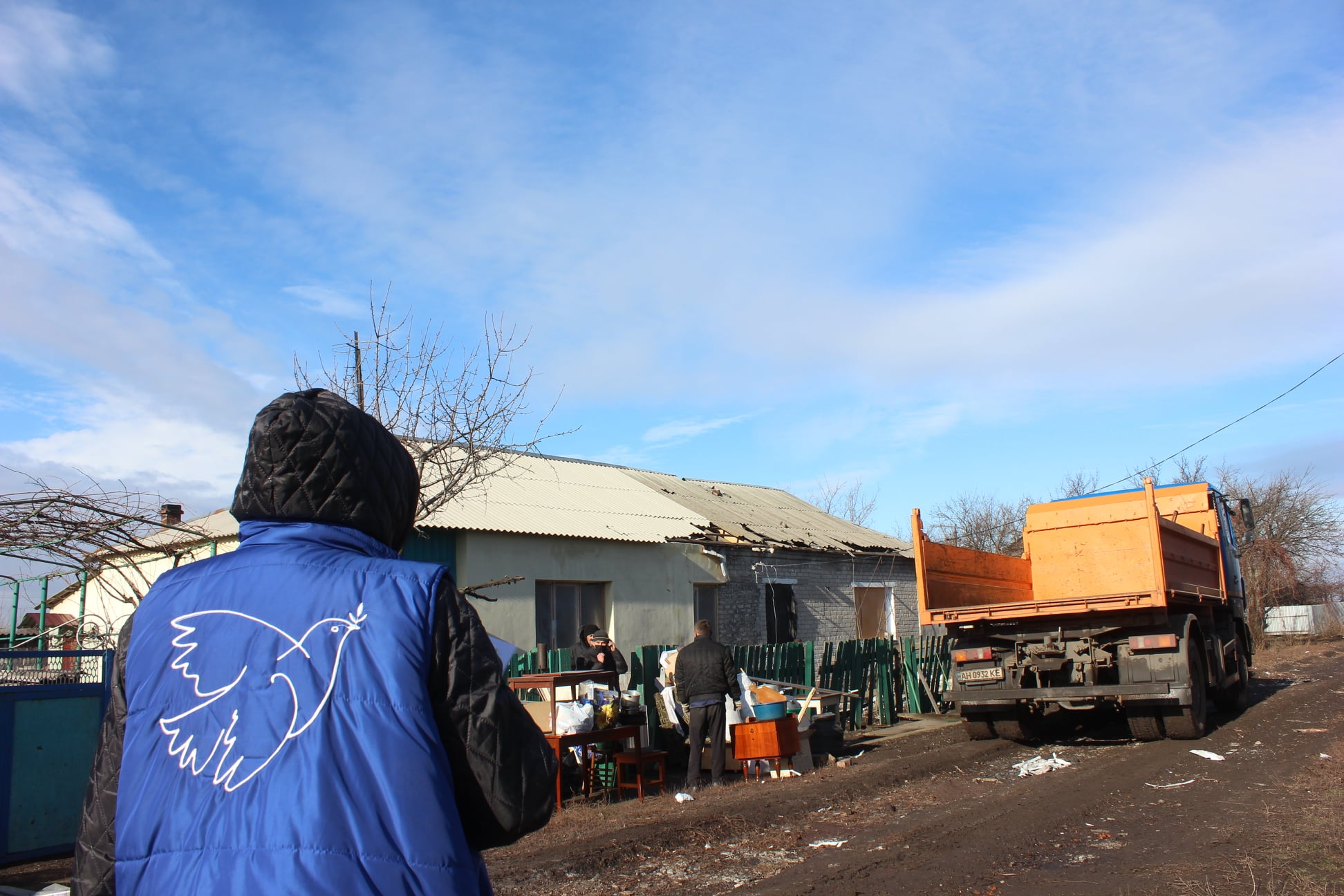 На Донбассе боевики разгромили целое село: люди бегут в панике (фото)