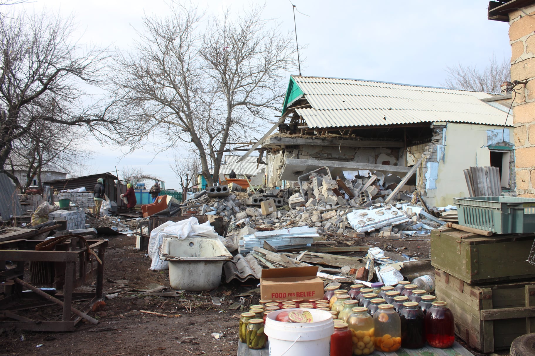 На Донбассе боевики разгромили целое село: люди бегут в панике (фото)