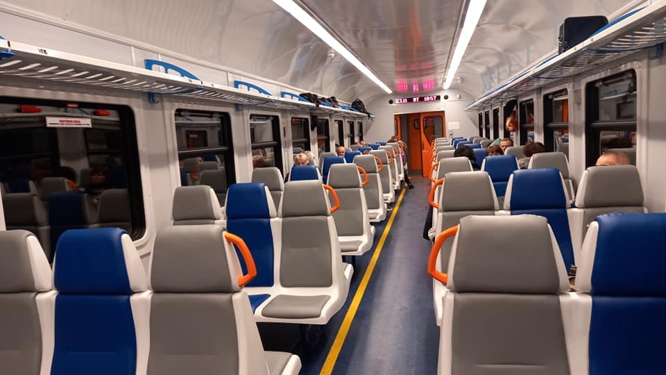 В сети показали, во что пассажиры превращают новенькую электричку от Укрзализныци (фото)