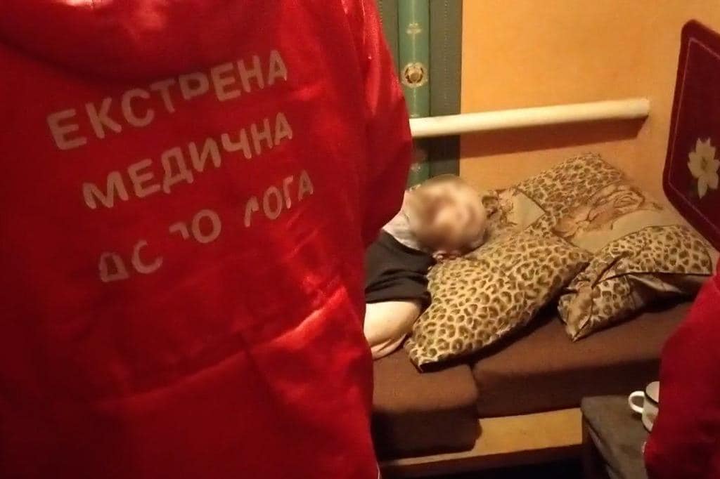 Под Киевом дедушка упал дома и не смог подняться: ждал помощи 3 дня без еды, в темноте в одиночестве