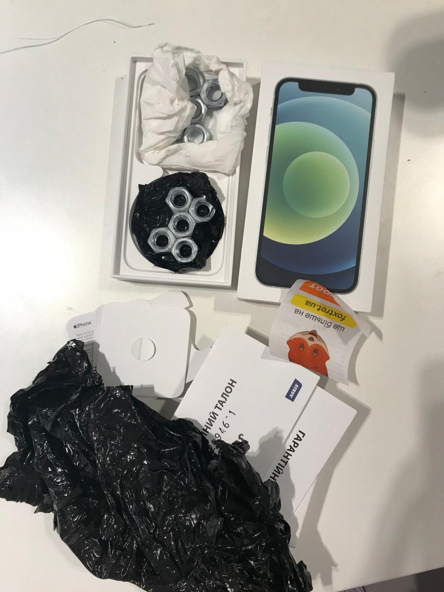 У київському магазині дівчині продали гайки замість нового iPhone (фото)