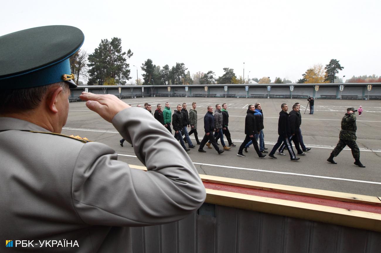 Кінець "срочки". Чому в Україні скасовують призов до армії і чим його замінять