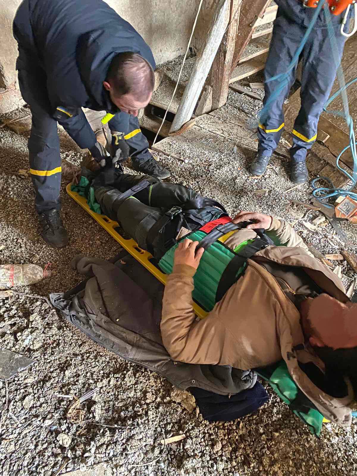 На Закарпатье мужчина упал с купола церкви: смелая фельдшерка полезла на крышу, чтобы спасти человека