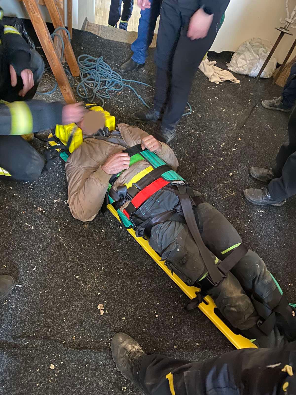 На Закарпатье мужчина упал с купола церкви: смелая фельдшерка полезла на крышу, чтобы спасти человека