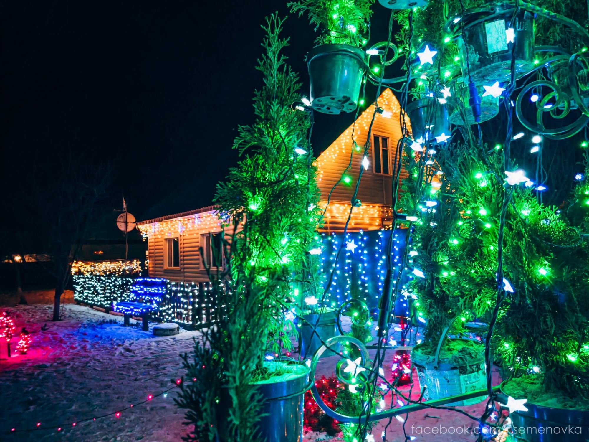 Под Черниговом мужчина сказочно украсил свой дом: праздничные фото