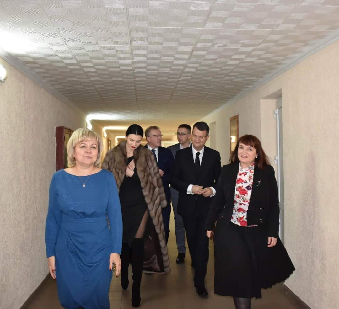 В мэрии Львова оскандалились из-за таинственной спутницы чиновника в откровенном наряде: кто она такая