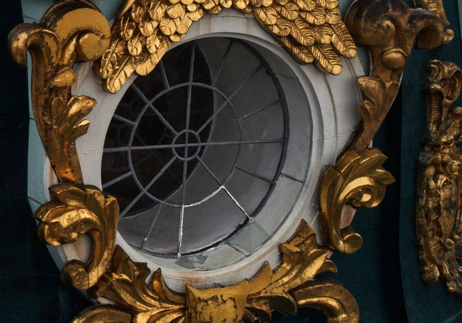 В Киеве из-за непогоды пострадала Андреевская церковь: в куполе треснуло стекло (фото)