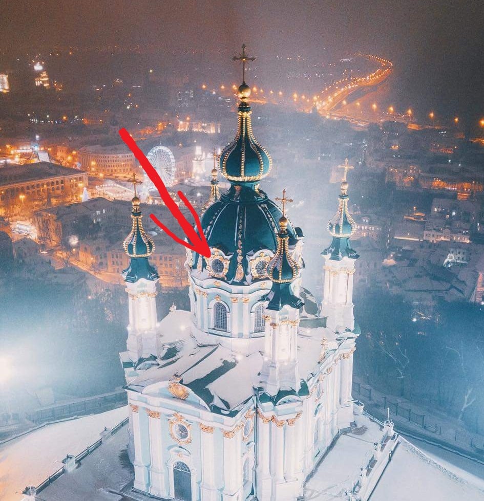 В Киеве из-за непогоды пострадала Андреевская церковь: в куполе треснуло стекло (фото)