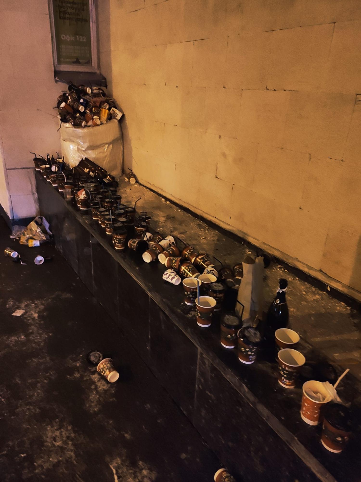 "Противно на это смотреть": главная елка "обросла" мусором после праздников в Киеве