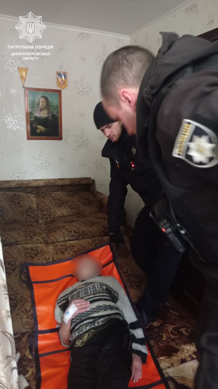 У Дніпрі чоловік впав за диван і пролежав там три дні: був без їжі та води